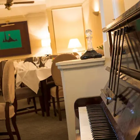 מלון Aherne's Townhouse And Seafood Restaurant 4*