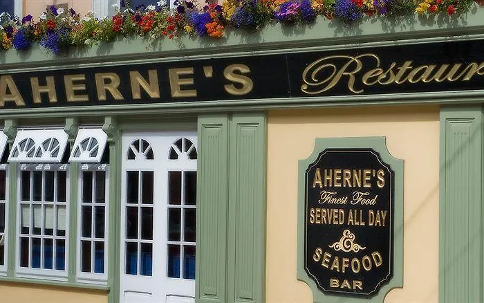מלון Aherne's Townhouse And Seafood Restaurant