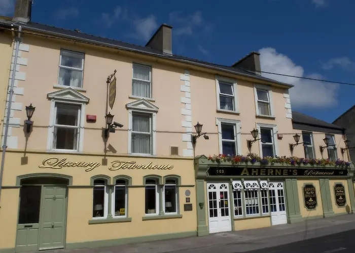 מלון Aherne's Townhouse And Seafood Restaurant